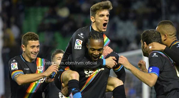 Los jugadores del Rayo felicitan a Manucho, autor de los dos goles