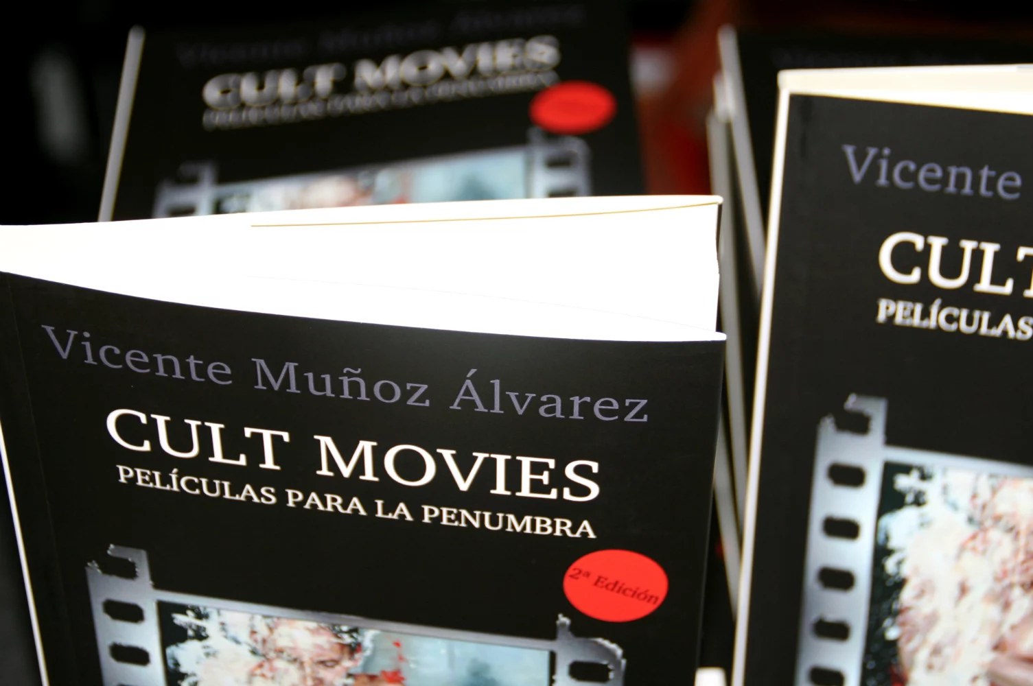 Cubierta de 'Cult movies: películas para la penumbra'