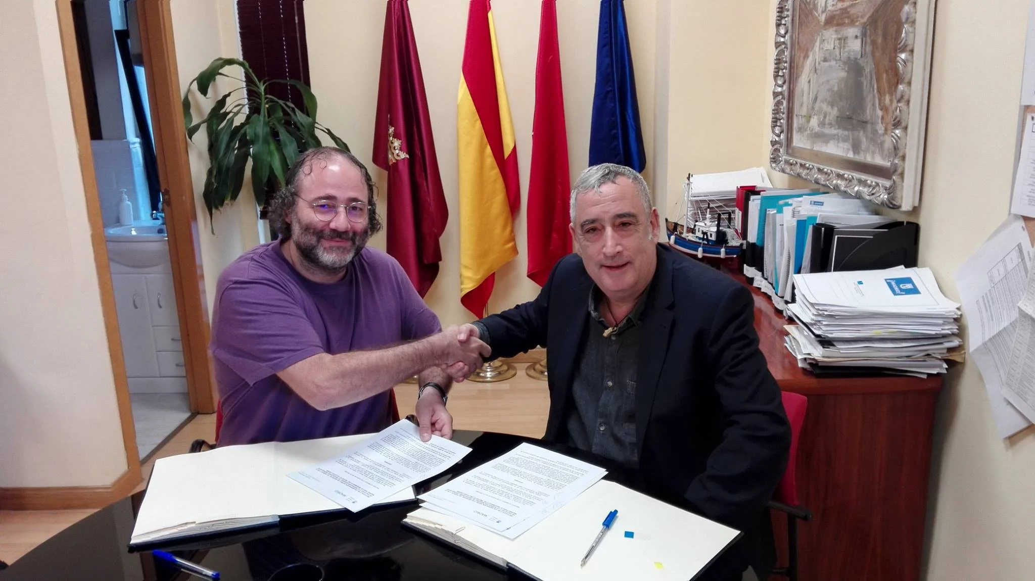 Enrique Villalobos, presidente de la FRAVM, y Francisco Pérez, concejal presidente de la Junta de Distrito de Vallecas