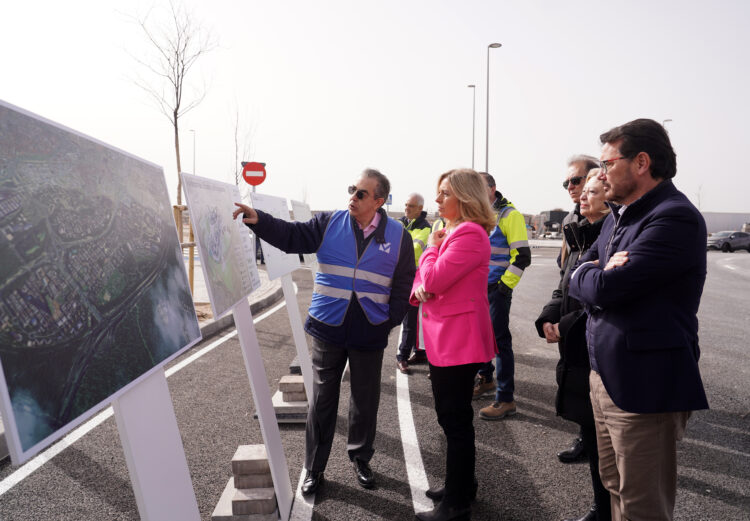 Inmaculada Sanz visita los trabajos de la vía borde de Valdecarros