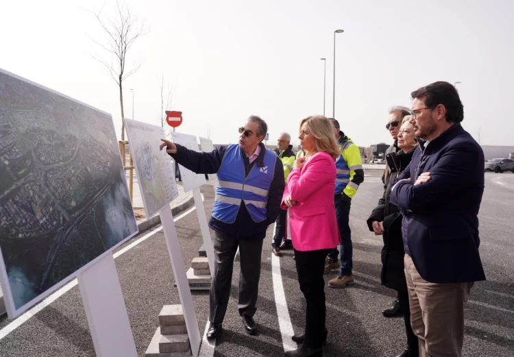 Inmaculada Sanz visita los trabajos de la vía borde de Valdecarros