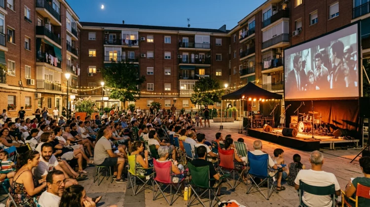 Ambiente de cine de verano al aire libre en una plaza de Puente de Vallecas