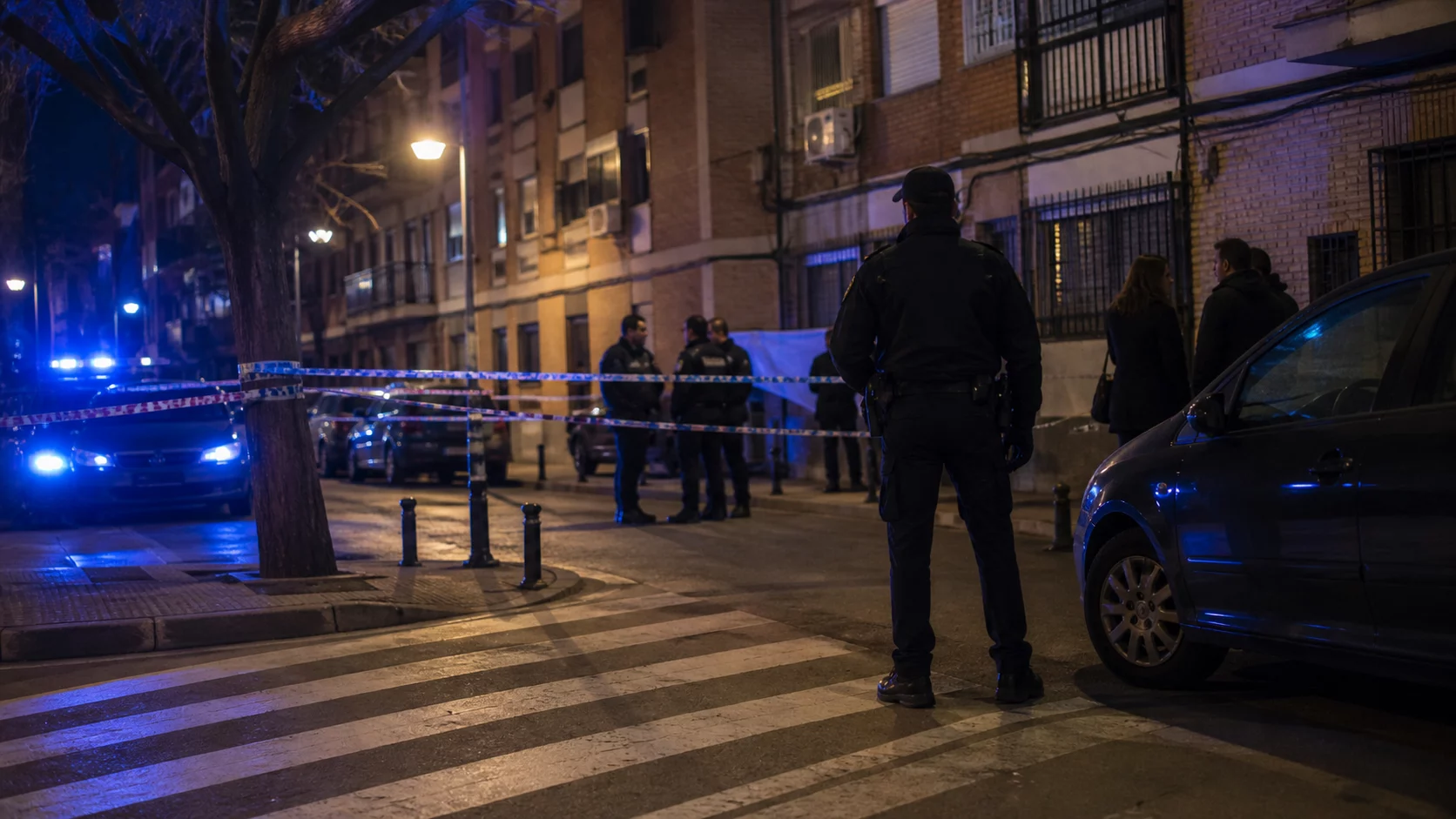 Operativo policial en una calle residencial durante una investigación nocturna en Puente de Vallecas