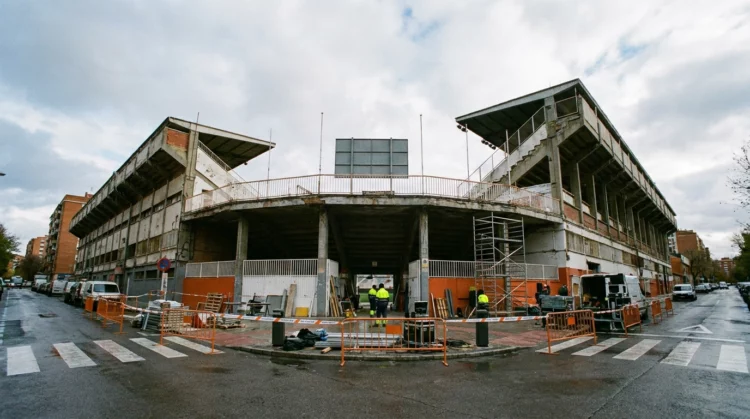 Exterior del Estadio de Vallecas acordonado durante los trabajos de inspección y obras