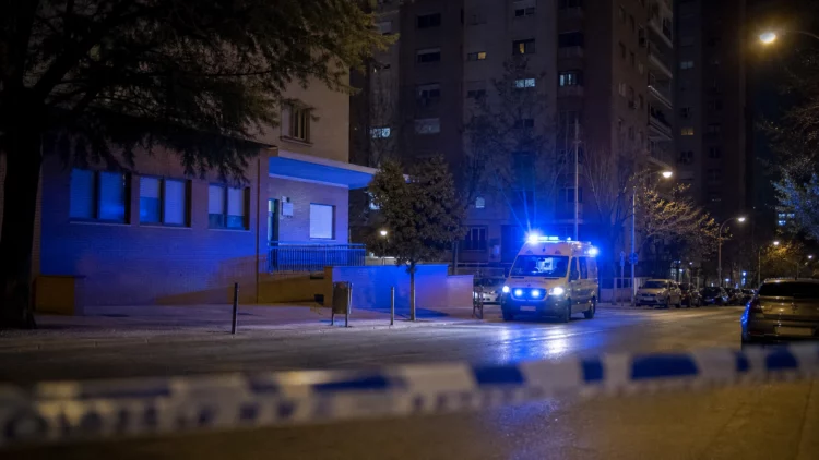 Ambulancia de emergencias en una calle urbana de noche