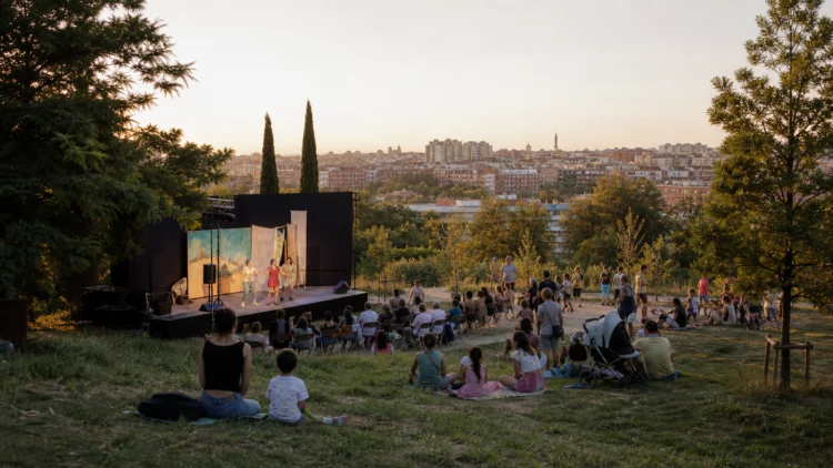 Familias disfrutan de un espectáculo cultural al aire libre en Puente de Vallecas
