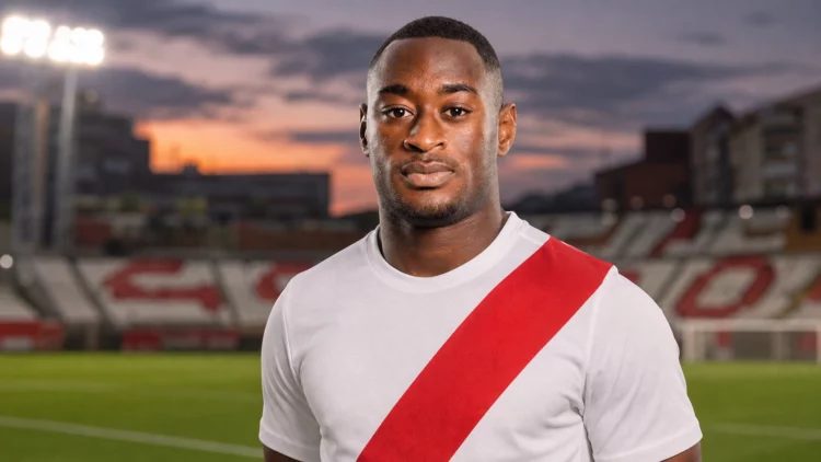 Retrato editorial de Mujaid Sadick con una camiseta blanca y franja roja en Vallecas