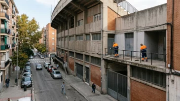 Exterior de un estadio urbano durante trabajos de limpieza y mantenimiento